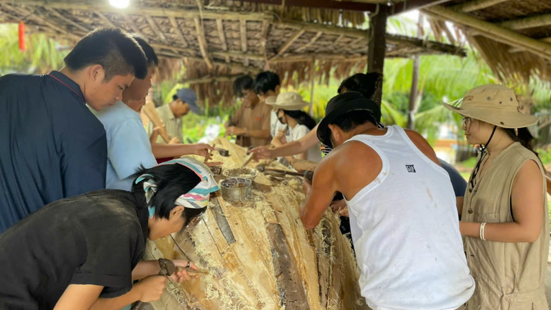 Class learns how to make a coracle (4)